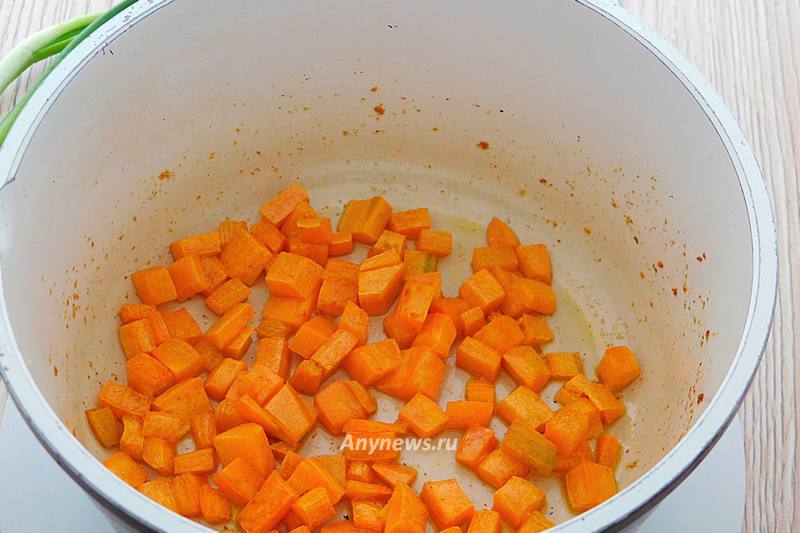 Обжарить морковь в сливочном масле