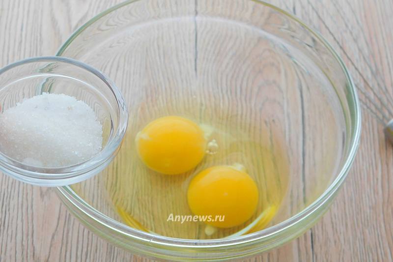 В миску разбить яйца, всыпать сахар и соль