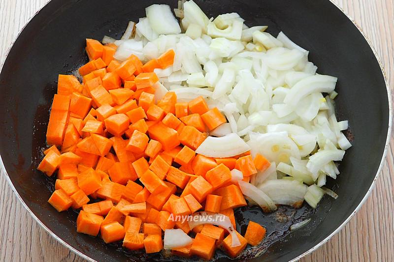 Обжарить кольца лука и кубики моркови