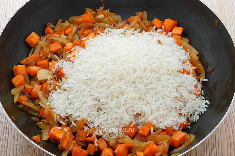 Всыпать к овощам рис