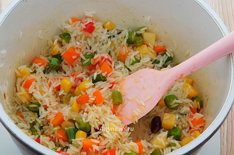 Прогреть рис с овощами 2-3 минуты