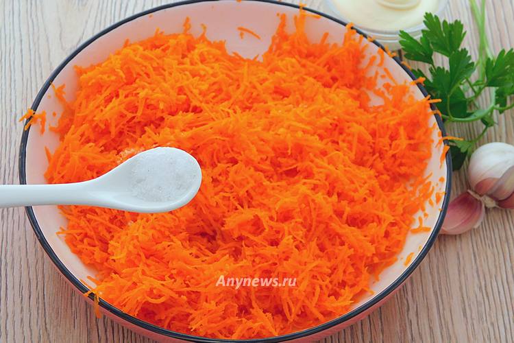 Посыпать морковь солью, перемешать и оставить на пару минут