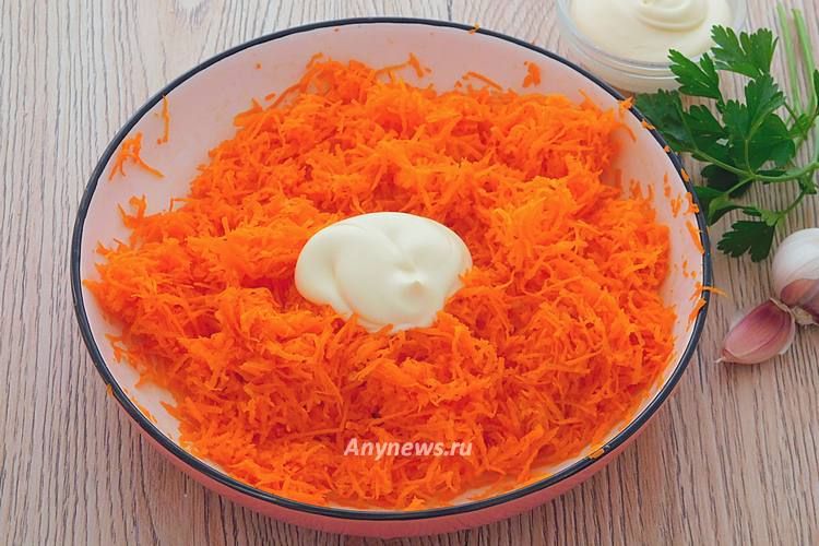 Заправить морковный салат майонезом