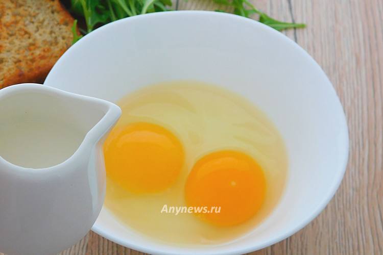 В миску разбить яйца и влить молоко
