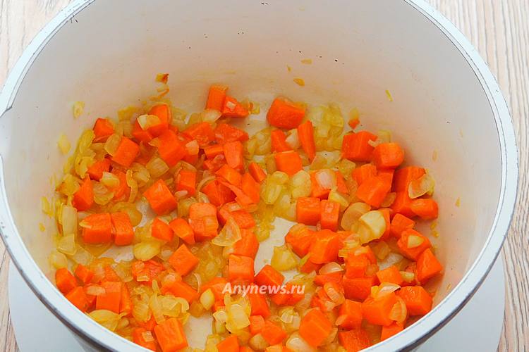 Пассеровать морковь и лук в сливочном масле