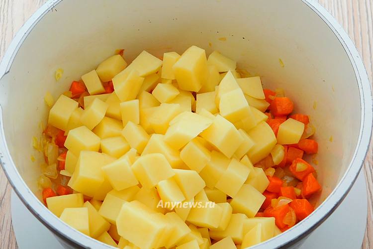 Добавить к овощам на сковороде картофель