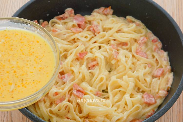 Влить приготовленный яичный соус к макаронам