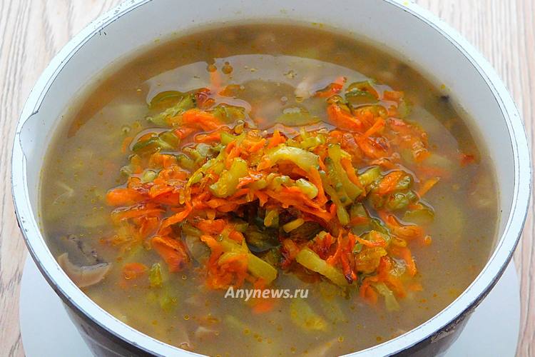 Выложить обжаренные овощи в суп