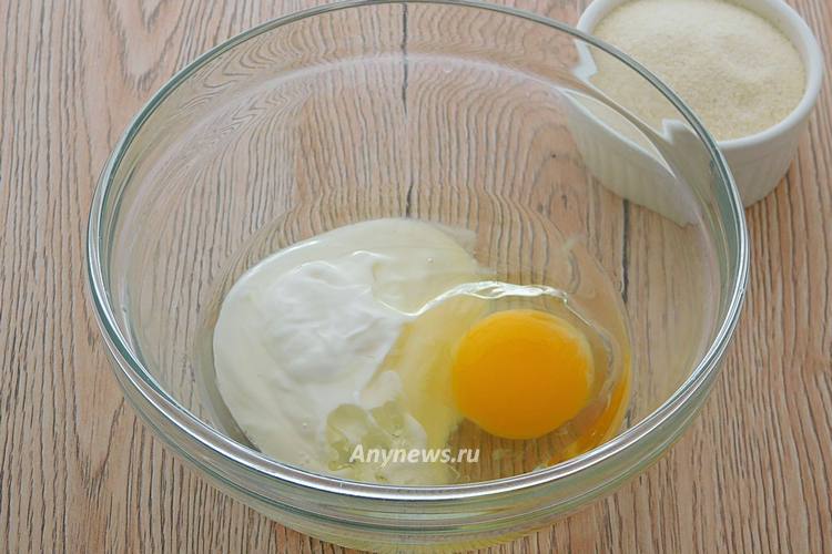 В миску разбить яйцо, добавить сметану и растительное масло