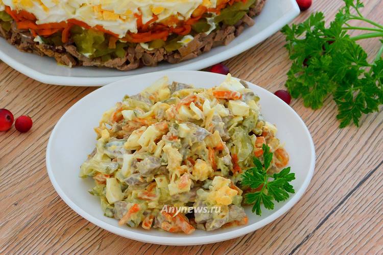 Домашний салат из куриной печени с соленым огурцом