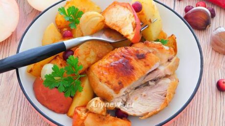 Курица с яблоками и картошкой в духовке