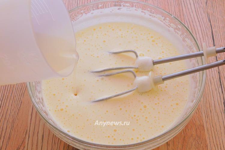 Взбить миксером и влить растительное масло