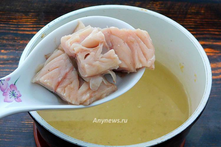 Кусочки рыбного филе опустить в кипящий бульон