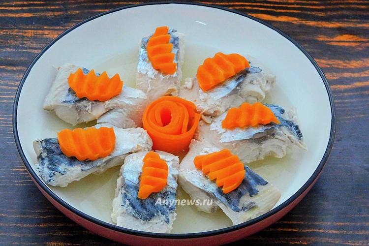 Украсить заливное из рыбы морковью