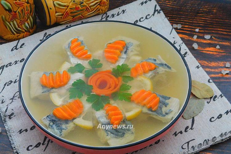 Оставить заливное из рыбы на 5-6 часов для застывания