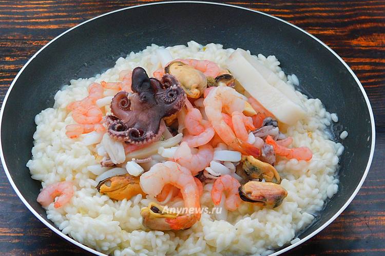 Выложить в рис морепродукты