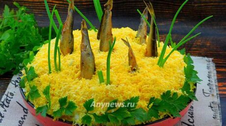 Салат со шпротами и солеными огурцами