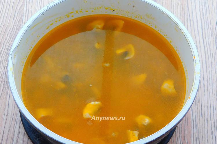 Варить грибной суп из шампиньонов с картофелем 10-15 минут
