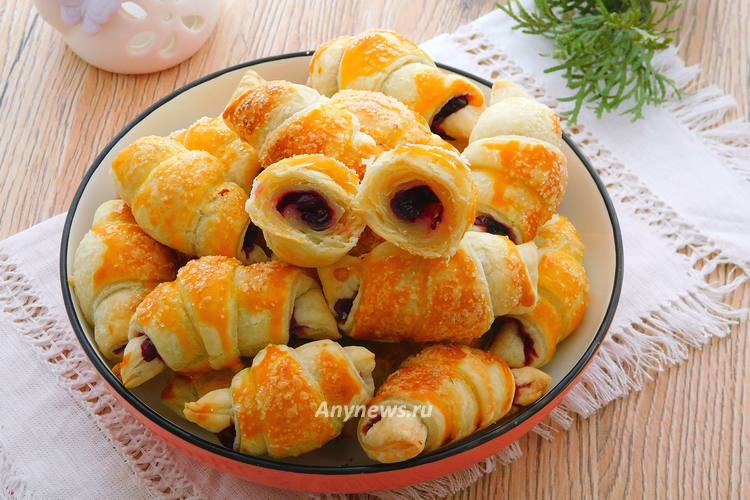 Рогалики из слоеного теста с вареньем - рецепт