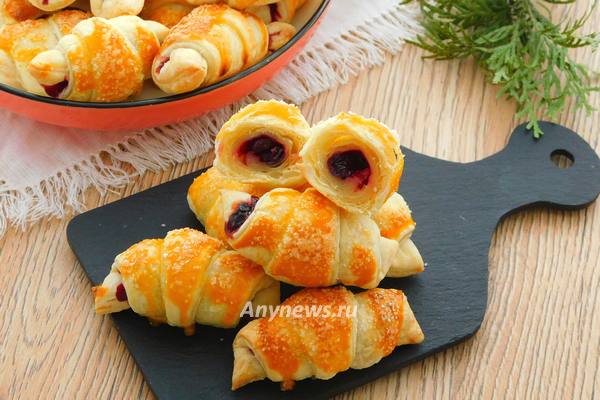 Рогалики из слоеного теста с вареньем