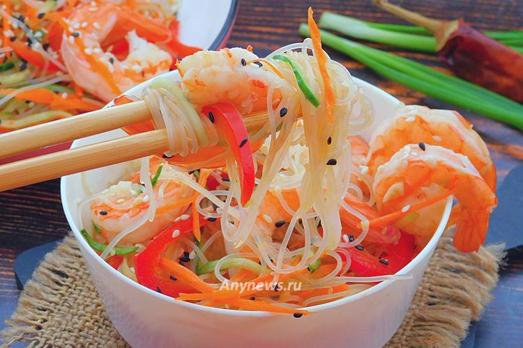 Салат Фунчоза с креветками и овощами - рецепт