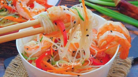 Фунчоза с креветками и овощами