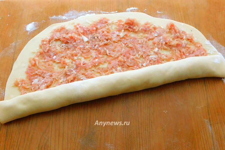 Свернуть тесто с начинкой рулетом