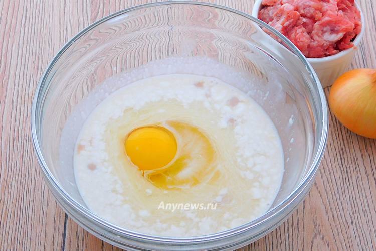 Добавить сметану и куриное яйцо