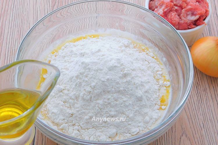 Всыпать пшеничную муку, влить растительное масло