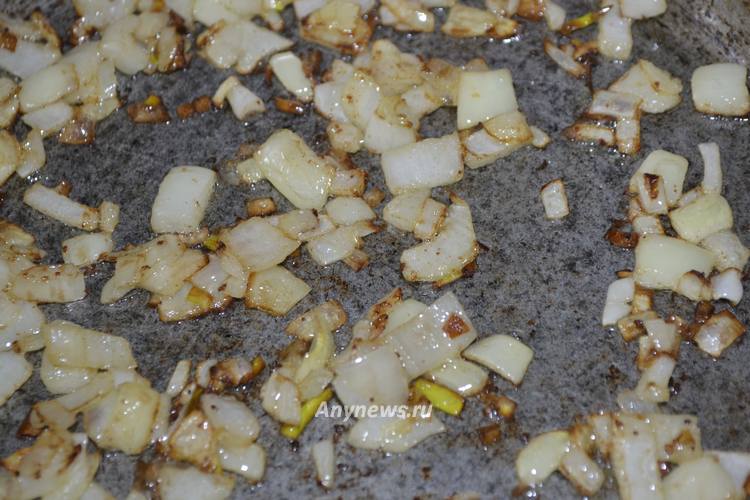 Обжарить кусочки лука на сливочном масле