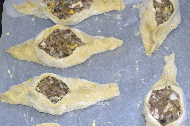 Расстегаи с рыбой и рисом выложить на пергамент