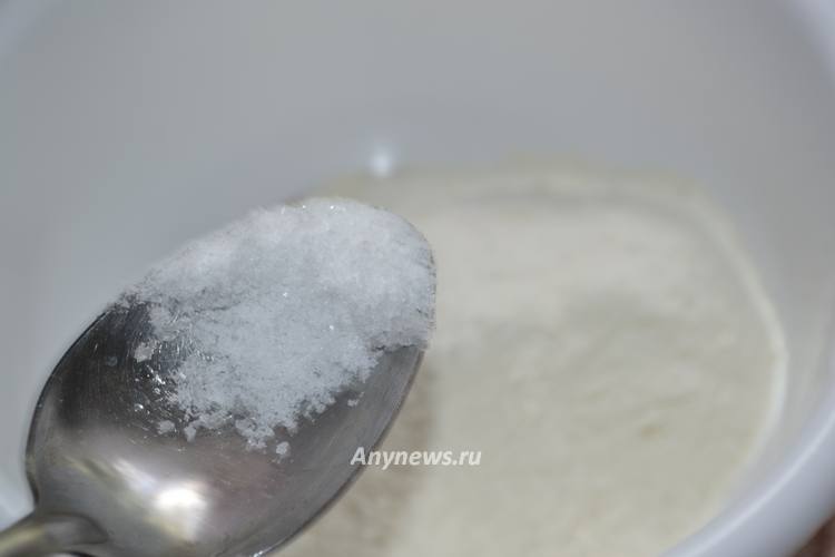 Добавить к муке соль