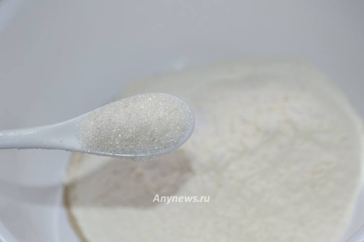 Всыпать к ингредиентам сахар