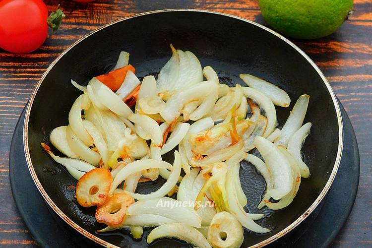 Обжарить на сковороде лук, чеснок и хлопья жгучего перца