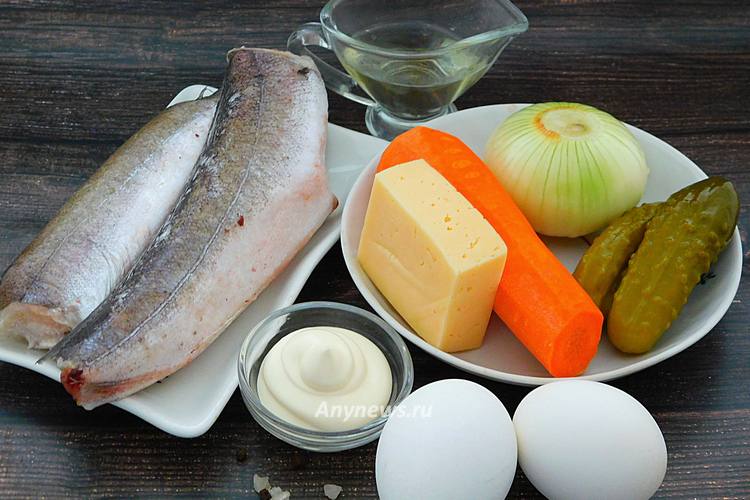 салат из отварной рыбы с яйцом, соленым огурцом и сыром - ингредиенты