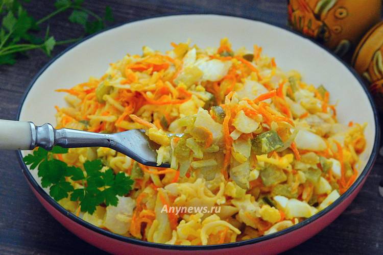 салат из отварной рыбы с яйцом, соленым огурцом и сыром - рецепт