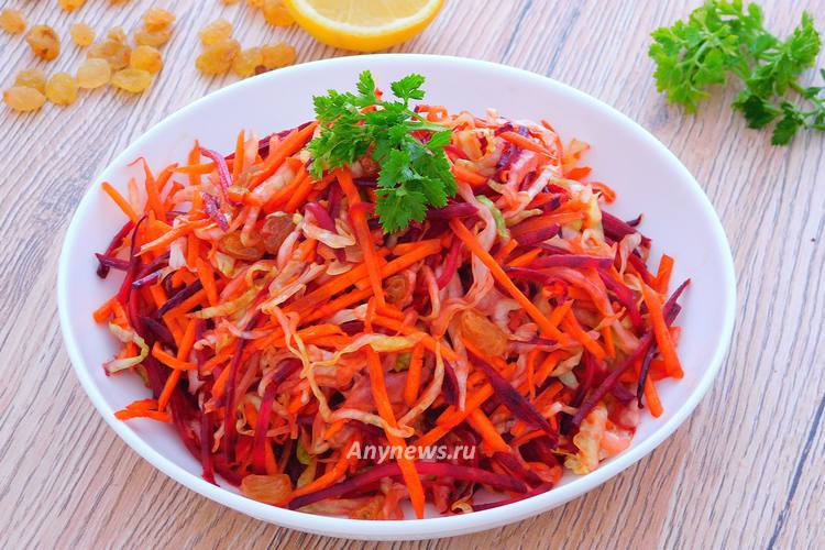 Салат из свежей капусты с морковью и свеклой