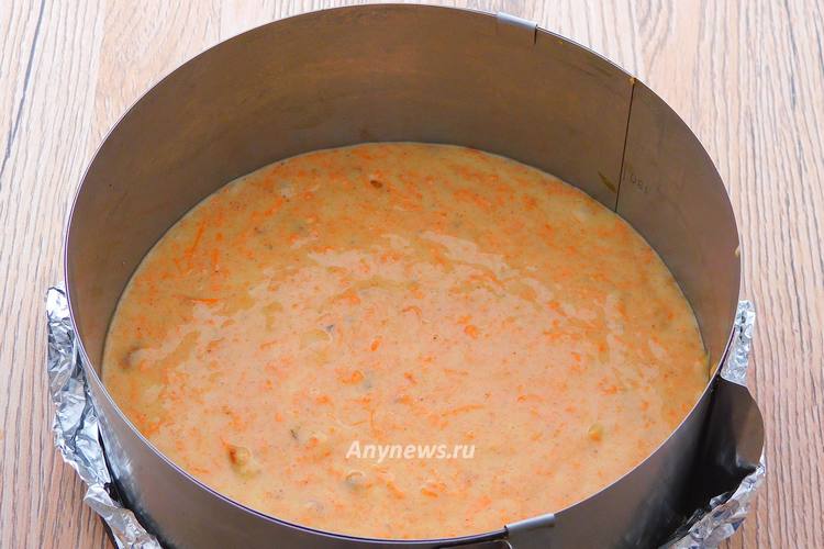 В форму для выпечки вылить морковное тесто