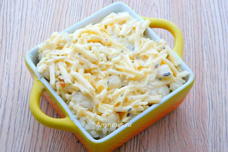 Залить цветную капусту яично-сметанной массой