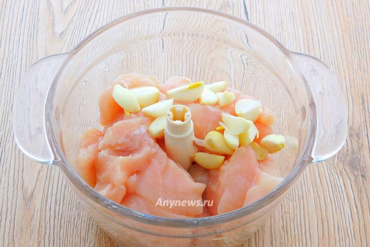 Куриное филе и лук порезать произвольно