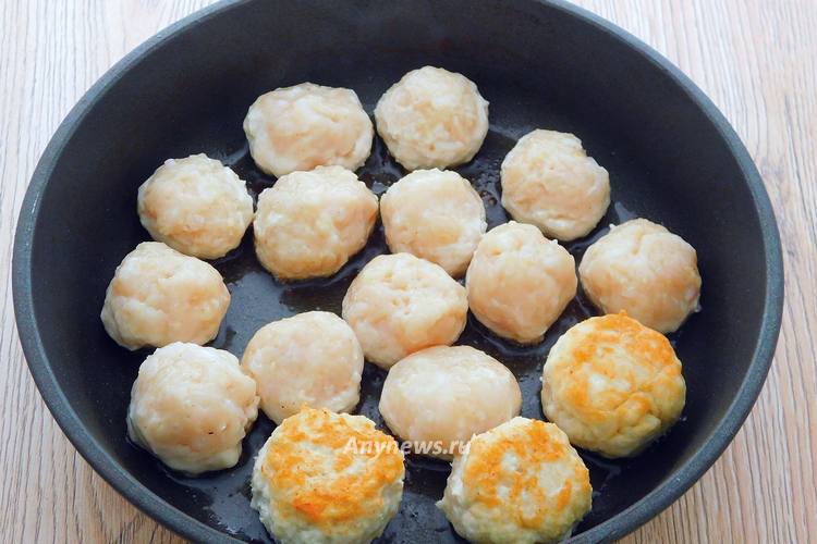 Выложить тефтели из куриного фарша в сковороду