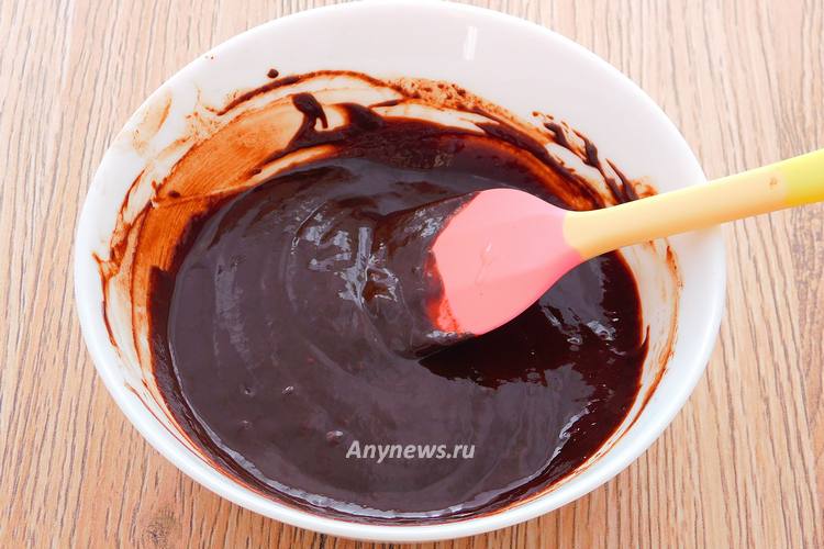 Перемешать шоколад и желток