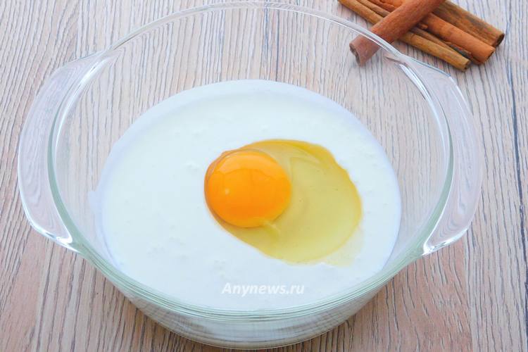 В миску влить кефир, разбить куриное яйцо