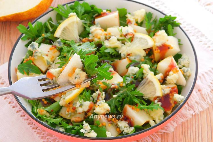 Салат с грушей рукколой и сыром - рецепт