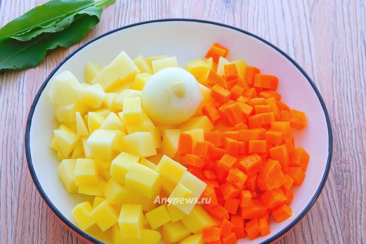 Морковь и картошку нарезать кубиками