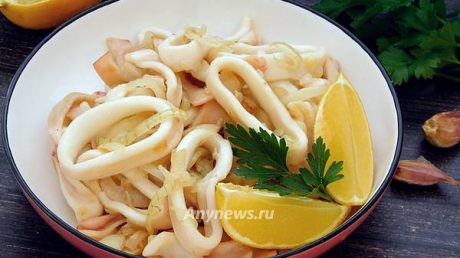 Кальмар жареный с луком на сковороде