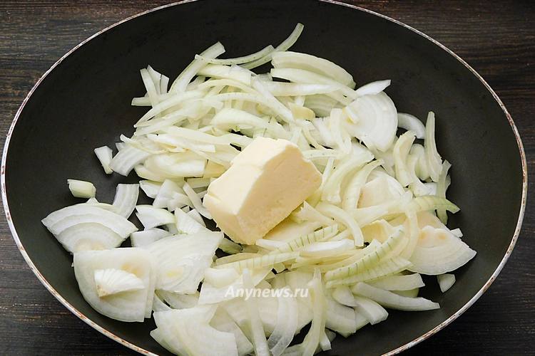 На сковороду выложить порезанный лук и сливочное масло