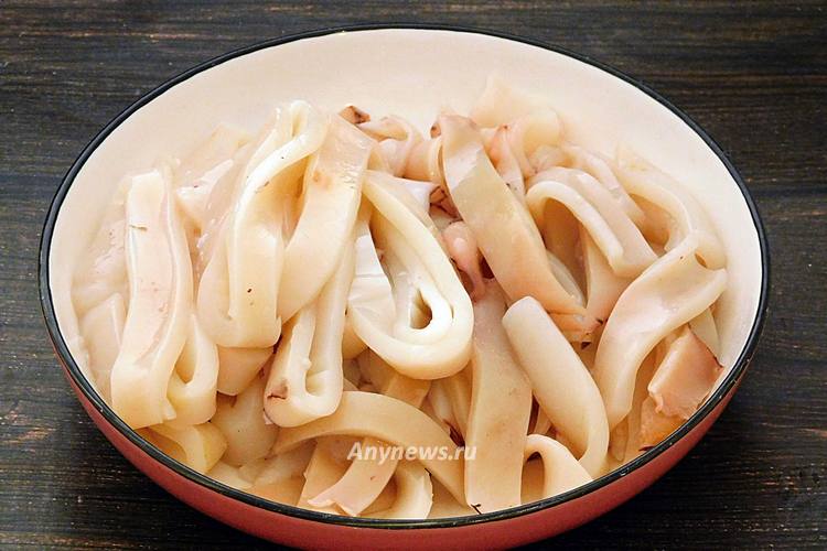 Нарезать кальмара кольцами и полосками