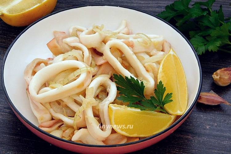 Кальмар жареный с луком и чесноком на сковороде