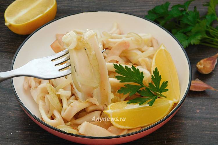 Кальмар жареный с луком на сковороде - рецепт